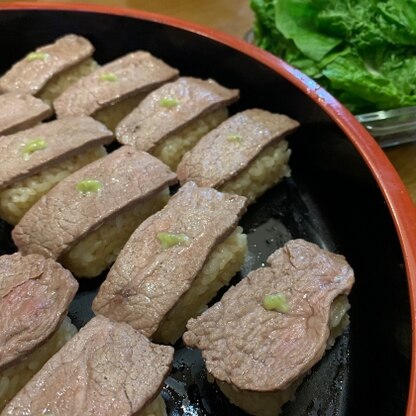 初 肉寿司です。ご飯に焼肉のタレで味をつけるのも初めて！サンチュで巻いて手で食べました。とても美味しくて好評でした！教えて頂いて良かったです。ありがとう。